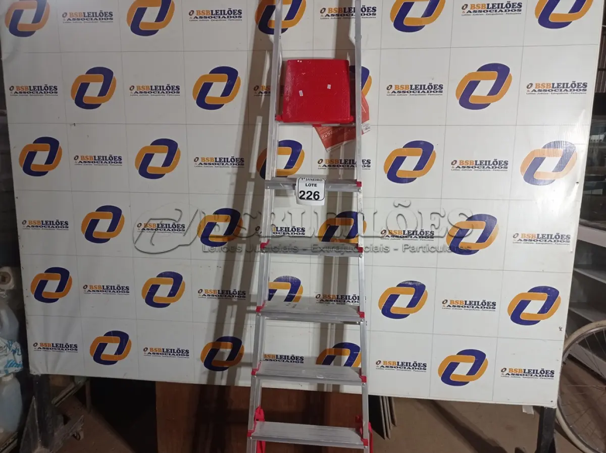 LOTE 226 - 01 ESCADA DE ALUMÍNIO C/06 DEGRAUS. (NO ESTADO) ATENÇÃO! FAZER A VISITAÇÃO ANTES DE ARREMATAR, NÃO SABEMOS SE FUNCIONA. LEILÃO NÃO TEM GARANTIA E NEM DEVOLUÇÃO, SUJEITO A POSSÍVEIS AVARIAS VISÍVEIS/OCULTAS E/OU AUSÊNCIA DE COMPONENTES.