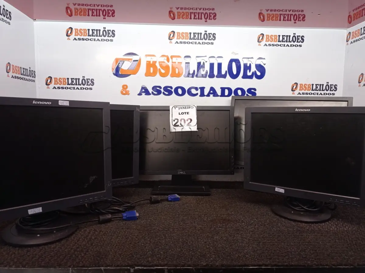 LOTE 202 - 06 MONITORES LCD MARCAS E MODELOS DIVERSOS. (NO ESTADO) ATENÇÃO! FAZER A VISITAÇÃO ANTES DE ARREMATAR, NÃO SABEMOS SE FUNCIONA. LEILÃO NÃO TEM GARANTIA E NEM DEVOLUÇÃO, SUJEITO A POSSÍVEIS AVARIAS VISÍVEIS/OCULTAS E/OU AUSÊNCIA DE COMPONENTES.