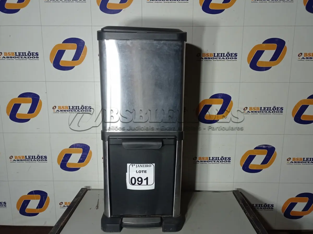 LOTE 091 - 01 LIXEIRA DUPLA C/PEDAL EM INOX. (NO ESTADO) ATENÇÃO! FAZER A VISITAÇÃO ANTES DE ARREMATAR, NÃO SABEMOS SE FUNCIONA. LEILÃO NÃO TEM GARANTIA E NEM DEVOLUÇÃO, SUJEITO A POSSÍVEIS AVARIAS VISÍVEIS/OCULTAS E/OU AUSÊNCIA DE COMPONENTES.