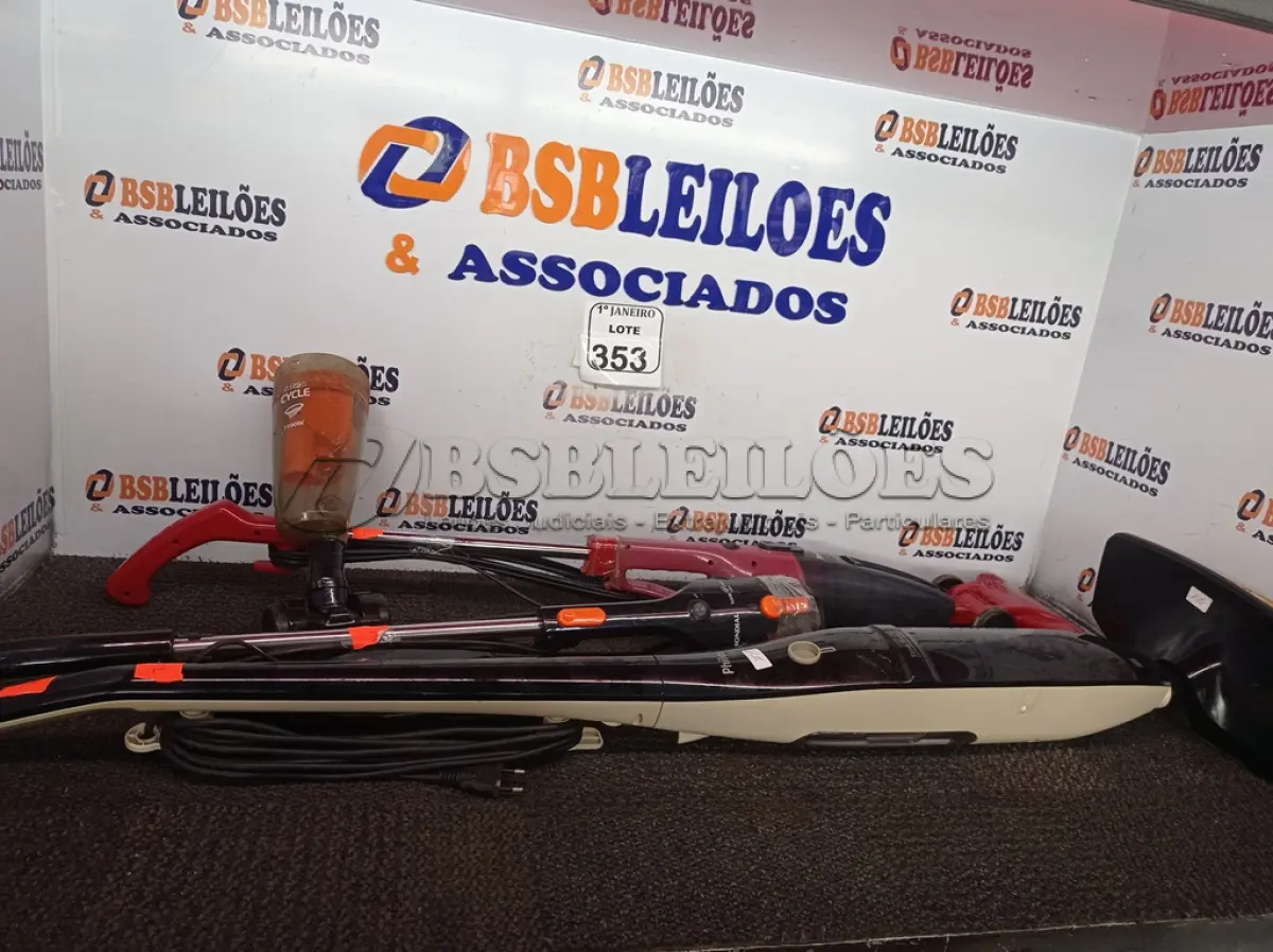 LOTE 353 - 03 ASPIRADORES PORTÁTEIS MARCAS E MODELOS DIVERSOS. (NO ESTADO) ATENÇÃO! FAZER A VISITAÇÃO ANTES DE ARREMATAR, NÃO SABEMOS SE FUNCIONA. LEILÃO NÃO TEM GARANTIA E NEM DEVOLUÇÃO, SUJEITO A POSSÍVEIS AVARIAS VISÍVEIS/OCULTAS E/OU AUSÊNCIA DE COMPONENTES.