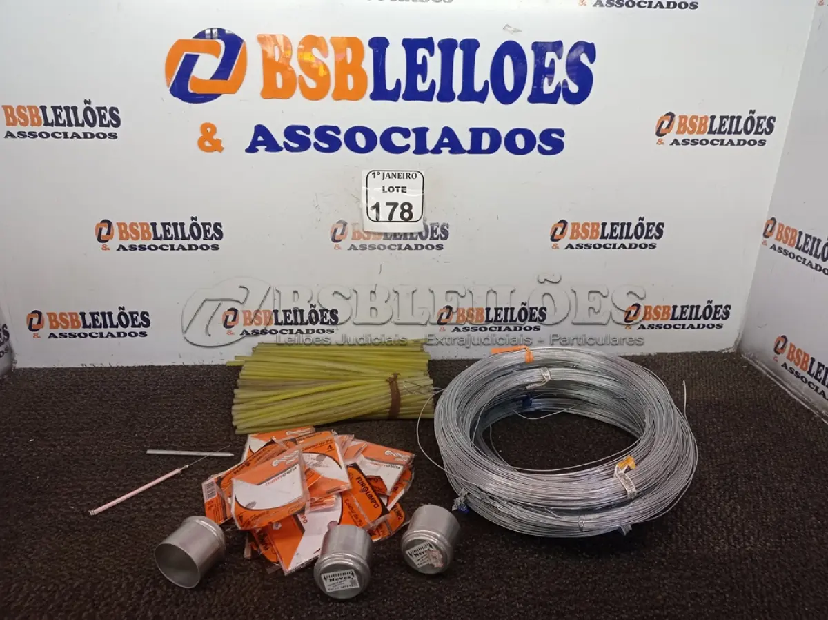 LOTE 178 - 9KG DE ARAME GALVANIZADO E 2KG DE BASTÃO DE COLA QUENTE. (NO ESTADO) ATENÇÃO! FAZER A VISITAÇÃO ANTES DE ARREMATAR, NÃO SABEMOS SE FUNCIONA. LEILÃO NÃO TEM GARANTIA E NEM DEVOLUÇÃO, SUJEITO A POSSÍVEIS AVARIAS VISÍVEIS/OCULTAS E/OU AUSÊNCIA DE COMPONENTES.