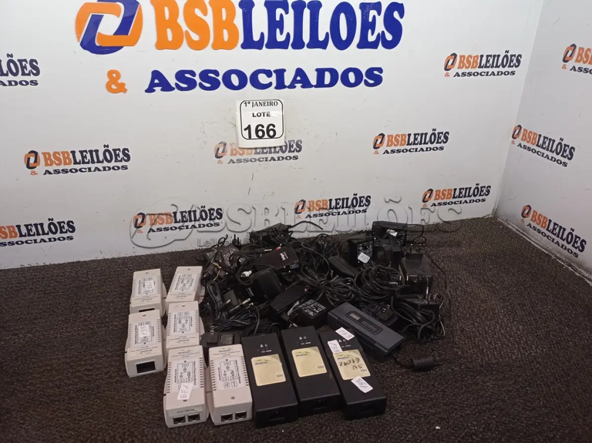 LOTE 166 - 01 LOTE C/GRANDE QUANTIDADE DE CARREGADORES E FONTES MARCAS E MODELOS DIVERSOS. (NO ESTADO) ATENÇÃO! FAZER A VISITAÇÃO ANTES DE ARREMATAR, NÃO SABEMOS SE FUNCIONA. LEILÃO NÃO TEM GARANTIA E NEM DEVOLUÇÃO, SUJEITO A POSSÍVEIS AVARIAS VISÍVEIS/OCULTAS E/OU AUSÊNCIA DE COMPONENTES.