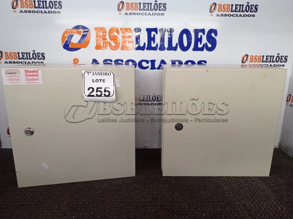 LOTE 255 - 02 QUADROS DE DISTRIBUIÇÃO ELÉTRICA DE FERRO. (NO ESTADO) ATENÇÃO! FAZER A VISITAÇÃO ANTES DE ARREMATAR, NÃO SABEMOS SE FUNCIONA. LEILÃO NÃO TEM GARANTIA E NEM DEVOLUÇÃO, SUJEITO A POSSÍVEIS AVARIAS VISÍVEIS/OCULTAS E/OU AUSÊNCIA DE COMPONENTES.