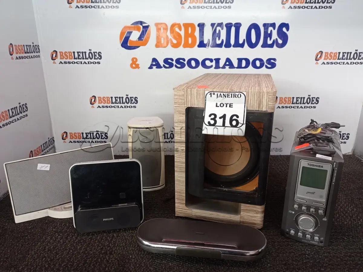 LOTE 316 - 01 CAIXA DE SOM SUBWOOFER MARCA PHILIPS E DIVERSOS APARELHOS DE SOM MARCAS E MODELOS DIVERSOS. (NO ESTADO) ATENÇÃO! FAZER A VISITAÇÃO ANTES DE ARREMATAR, NÃO SABEMOS SE FUNCIONA. LEILÃO NÃO TEM GARANTIA E NEM DEVOLUÇÃO, SUJEITO A POSSÍVEIS AVARIAS VISÍVEIS/OCULTAS E/OU AUSÊNCIA DE COMPONENTES.