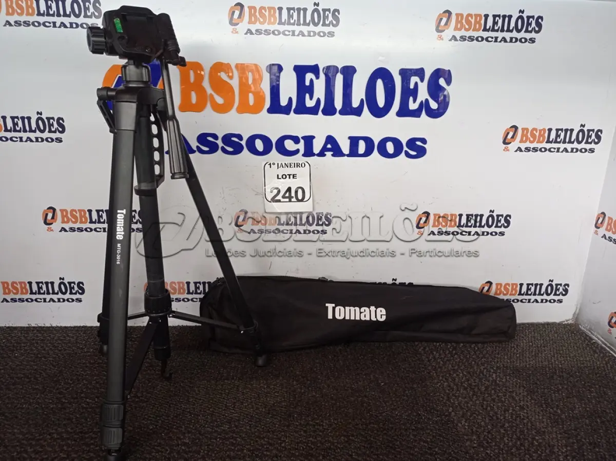 LOTE 240 - 01 TRIPÉ PARA CÂMERA TOMATE MTG-3016. (NO ESTADO) ATENÇÃO! FAZER A VISITAÇÃO ANTES DE ARREMATAR, NÃO SABEMOS SE FUNCIONA. LEILÃO NÃO TEM GARANTIA E NEM DEVOLUÇÃO, SUJEITO A POSSÍVEIS AVARIAS VISÍVEIS/OCULTAS E/OU AUSÊNCIA DE COMPONENTES.