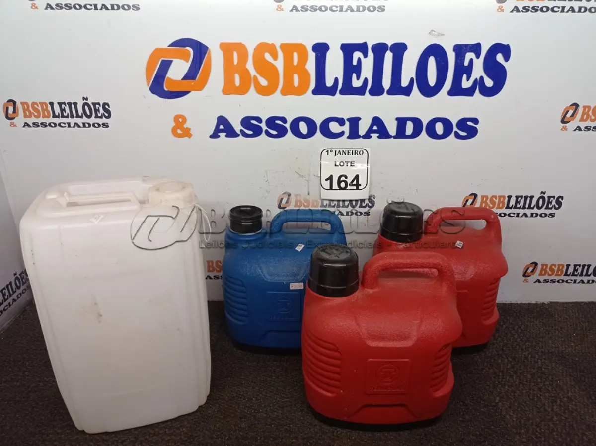 LOTE 164 - 03 GARRAFAS TÉRMICAS E 01 GARRAFÃO DE PLÁSTICO. (NO ESTADO) ATENÇÃO! FAZER A VISITAÇÃO ANTES DE ARREMATAR, NÃO SABEMOS SE FUNCIONA. LEILÃO NÃO TEM GARANTIA E NEM DEVOLUÇÃO, SUJEITO A POSSÍVEIS AVARIAS VISÍVEIS/OCULTAS E/OU AUSÊNCIA DE COMPONENTES.