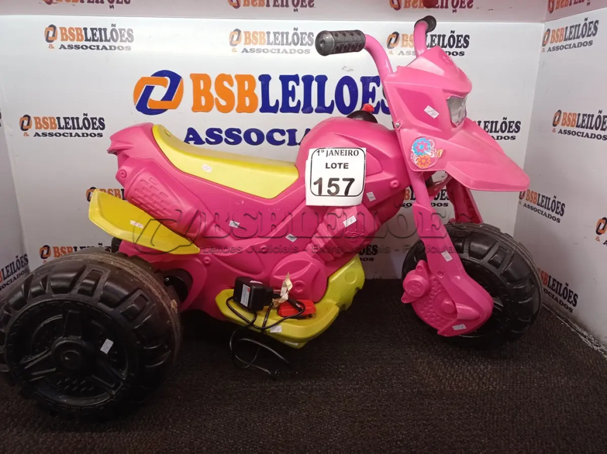 LOTE 157 - 01 QUADRICICLO   A BATERIA COM CARREGADOR NA COR VERDE E ROSA MARCA BANDEIRANTE. (NO ESTADO) ATENÇÃO! FAZER A VISITAÇÃO ANTES DE ARREMATAR, NÃO SABEMOS SE FUNCIONA. LEILÃO NÃO TEM GARANTIA E NEM DEVOLUÇÃO, SUJEITO A POSSÍVEIS AVARIAS VISÍVEIS/OCULTAS E/OU AUSÊNCIA DE COMPONENTES.