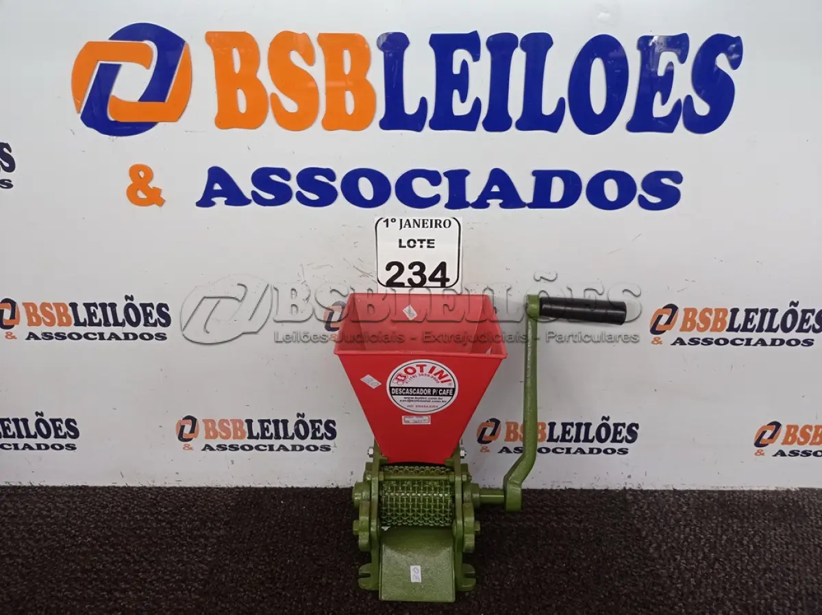 LOTE 234 - 01 DESCASCADOR DE CAFÉ MARCA BOTINI.  (NO ESTADO) ATENÇÃO! FAZER A VISITAÇÃO ANTES DE ARREMATAR, NÃO SABEMOS SE FUNCIONA. LEILÃO NÃO TEM GARANTIA E NEM DEVOLUÇÃO, SUJEITO A POSSÍVEIS AVARIAS VISÍVEIS/OCULTAS E/OU AUSÊNCIA DE COMPONENTES.