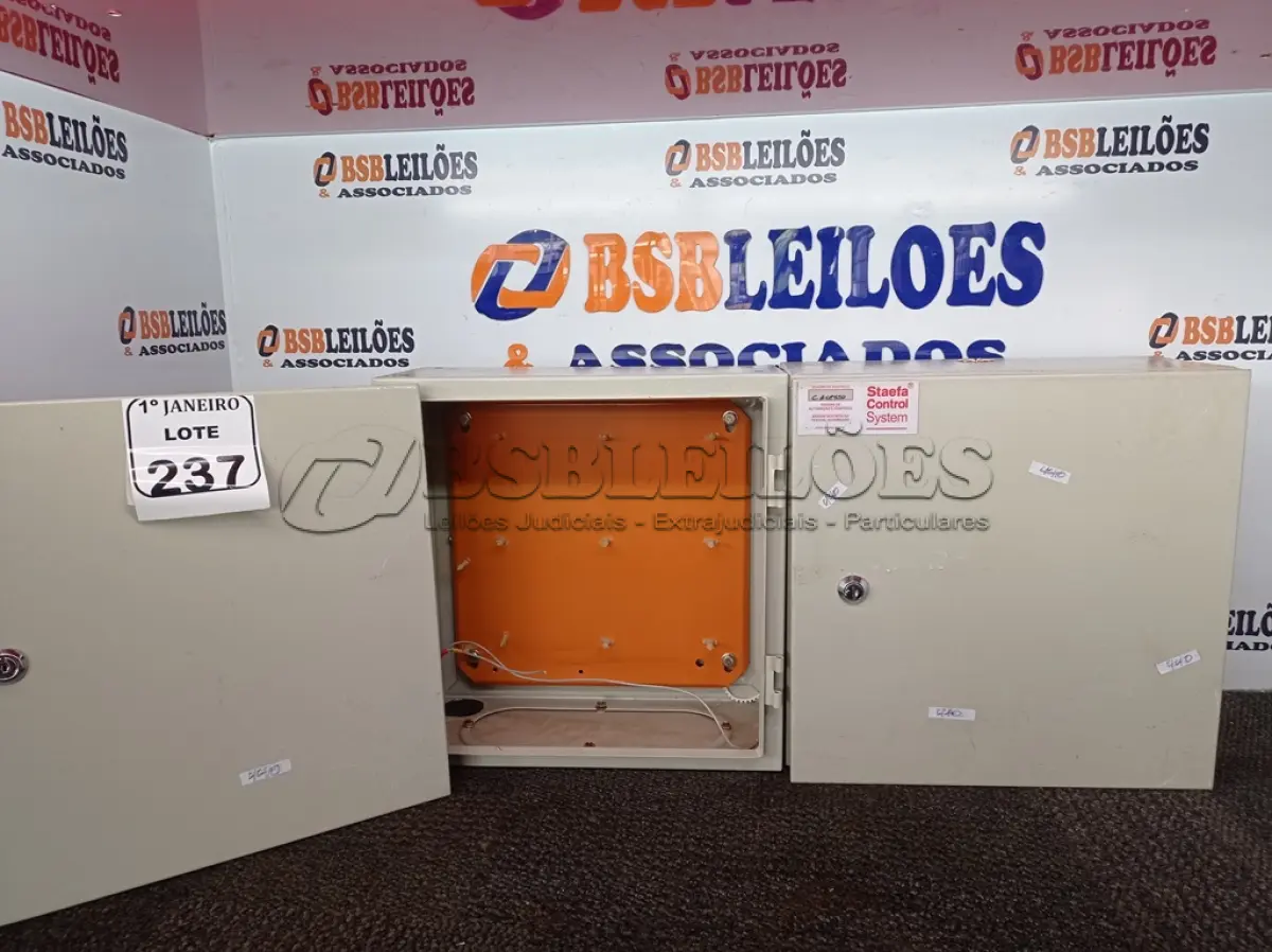 LOTE 237 - 02 QUADROS DE DISTRIBUIÇÃO ELÉTRICA DE FERRO. (NO ESTADO) ATENÇÃO! FAZER A VISITAÇÃO ANTES DE ARREMATAR, NÃO SABEMOS SE FUNCIONA. LEILÃO NÃO TEM GARANTIA E NEM DEVOLUÇÃO, SUJEITO A POSSÍVEIS AVARIAS VISÍVEIS/OCULTAS E/OU AUSÊNCIA DE COMPONENTES.