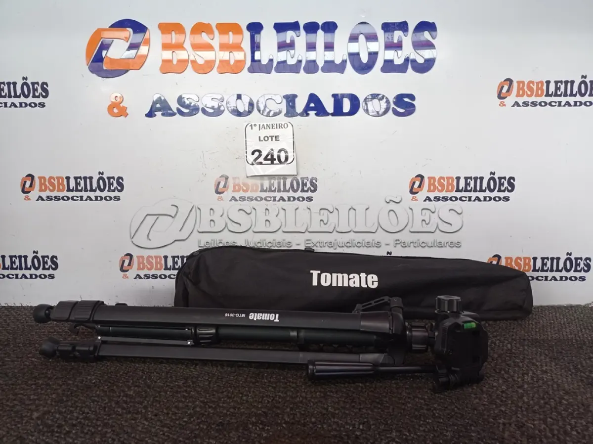 LOTE 240 - 01 TRIPÉ PARA CÂMERA TOMATE MTG-3016. (NO ESTADO) ATENÇÃO! FAZER A VISITAÇÃO ANTES DE ARREMATAR, NÃO SABEMOS SE FUNCIONA. LEILÃO NÃO TEM GARANTIA E NEM DEVOLUÇÃO, SUJEITO A POSSÍVEIS AVARIAS VISÍVEIS/OCULTAS E/OU AUSÊNCIA DE COMPONENTES.