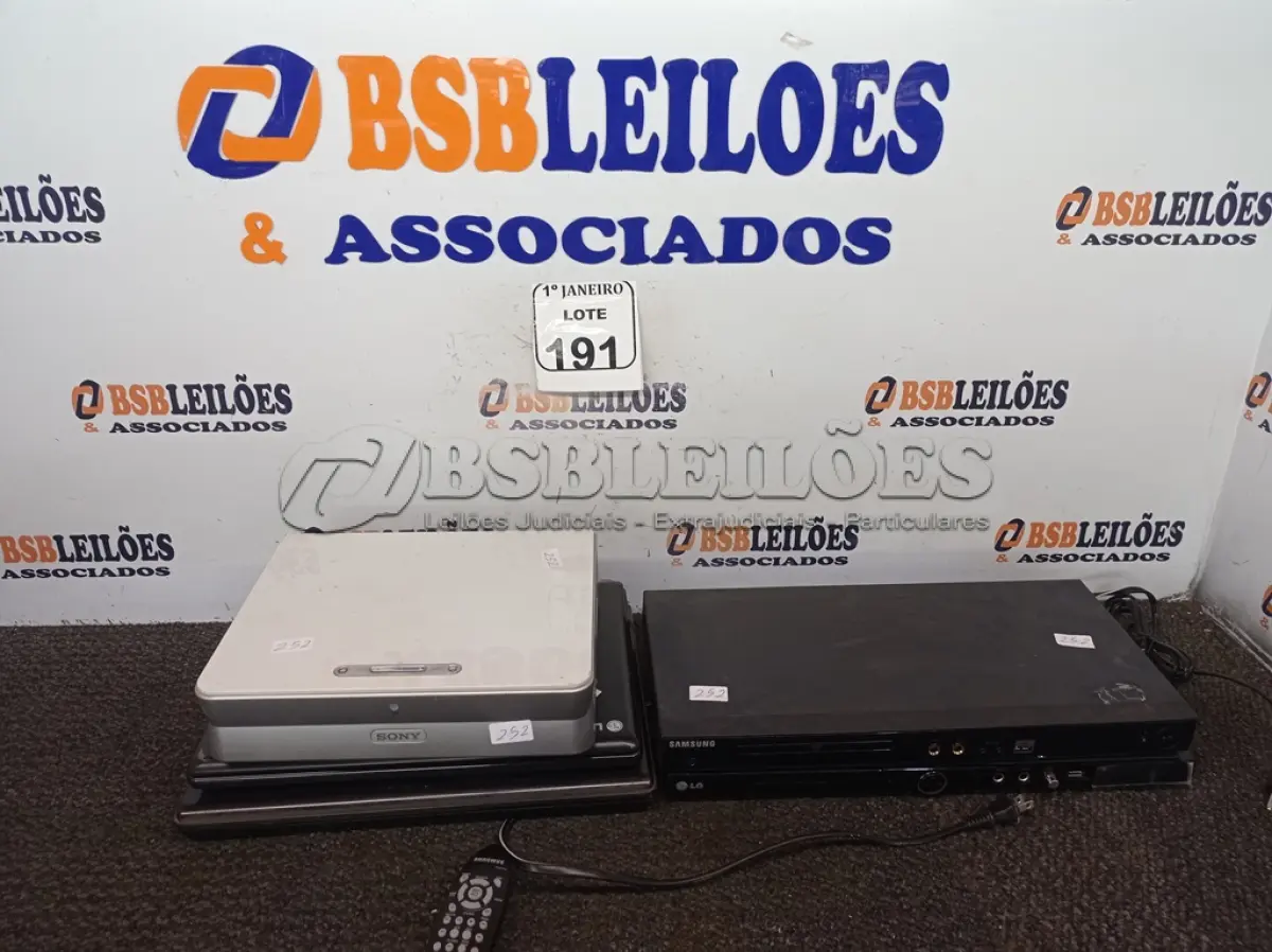 LOTE 191 - 02 APARELHOS DE DVD, 01 PROJETOR MULTIMÍDIA MARCA SONY, 02 NOTEBOOKS MARCA LG E AMAZON. (NO ESTADO) ATENÇÃO! FAZER A VISITAÇÃO ANTES DE ARREMATAR, NÃO SABEMOS SE FUNCIONA. LEILÃO NÃO TEM GARANTIA E NEM DEVOLUÇÃO, SUJEITO A POSSÍVEIS AVARIAS VISÍVEIS/OCULTAS E/OU AUSÊNCIA DE COMPONENTES.