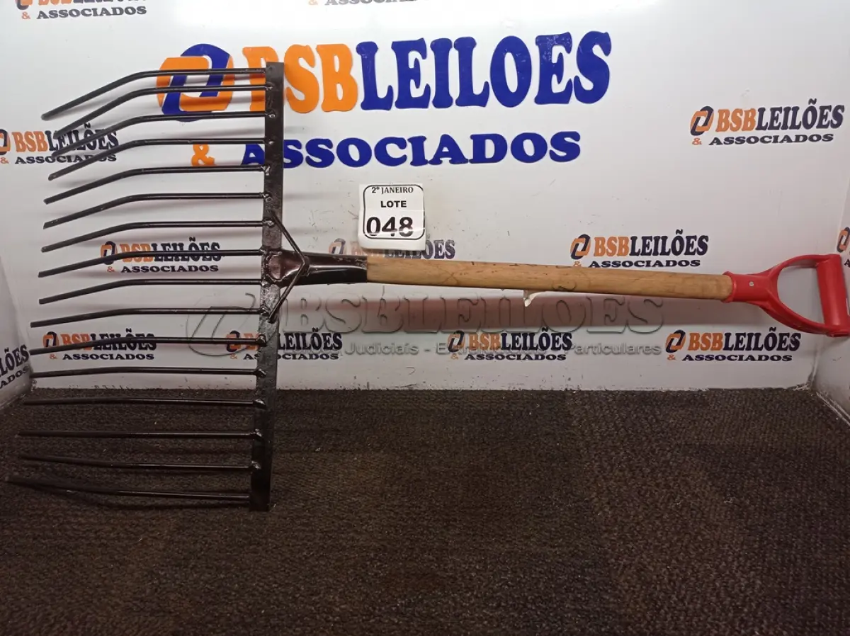 LOTE 048 - 01 GARFO P/FENO. (NO ESTADO) ATENÇÃO! FAZER A VISITAÇÃO ANTES DE ARREMATAR, NÃO SABEMOS SE FUNCIONA. LEILÃO NÃO TEM GARANTIA E NEM DEVOLUÇÃO, SUJEITO A POSSÍVEIS AVARIAS VISÍVEIS/OCULTAS E/OU AUSÊNCIA DE COMPONENTES.