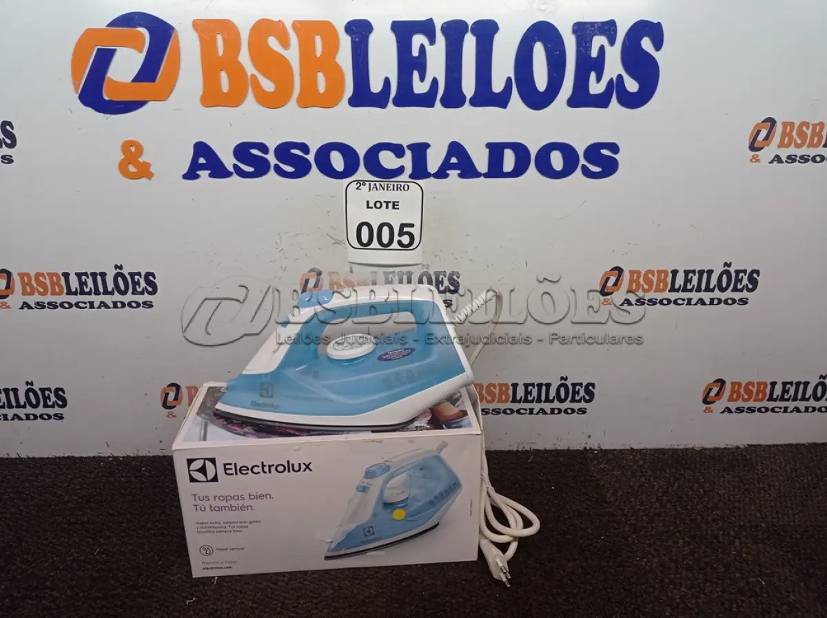 LOTE 005 - 01 FERRO A VAPOR DE PASSAR ROUPAS ELECTROLUX COR BRANCA C/ AZUL (NOVO). (NO ESTADO) ATENÇÃO! FAZER A VISITAÇÃO ANTES DE ARREMATAR, NÃO SABEMOS SE FUNCIONA. LEILÃO NÃO TEM GARANTIA E NEM DEVOLUÇÃO, SUJEITO A POSSÍVEIS AVARIAS VISÍVEIS/OCULTAS E/OU AUSÊNCIA DE COMPONENTES.