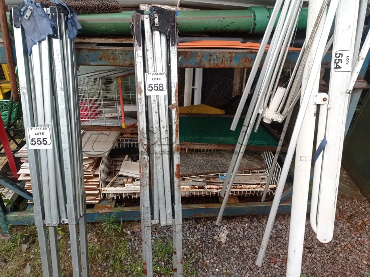 LOTE 558 - 01 TENDA SANFONADA S/LONA. (NO ESTADO) ATENÇÃO! FAZER A VISITAÇÃO ANTES DE ARREMATAR, NÃO SABEMOS SE FUNCIONA. LEILÃO NÃO TEM GARANTIA E NEM DEVOLUÇÃO, SUJEITO A POSSÍVEIS AVARIAS VISÍVEIS/OCULTAS E/OU AUSÊNCIA DE COMPONENTES.