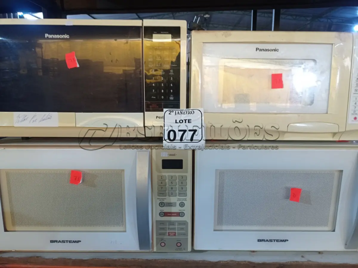 LOTE 077 - 04 MICRO-ONDAS COM PRATOS. (NO ESTADO) ATENÇÃO! FAZER A VISITAÇÃO ANTES DE ARREMATAR, NÃO SABEMOS SE FUNCIONA. LEILÃO NÃO TEM GARANTIA E NEM DEVOLUÇÃO, SUJEITO A POSSÍVEIS AVARIAS VISÍVEIS/OCULTAS E/OU AUSÊNCIA DE COMPONENTES.