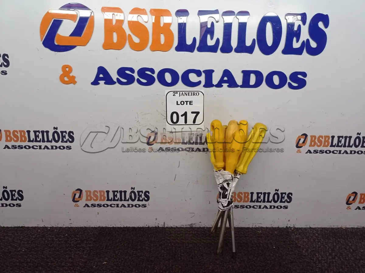 LOTE 017 - 07 CHAVES PHILIPS TAMANHOS DIVERSOS. (NO ESTADO) ATENÇÃO! FAZER A VISITAÇÃO ANTES DE ARREMATAR, NÃO SABEMOS SE FUNCIONA. LEILÃO NÃO TEM GARANTIA E NEM DEVOLUÇÃO, SUJEITO A POSSÍVEIS AVARIAS VISÍVEIS/OCULTAS E/OU AUSÊNCIA DE COMPONENTES.