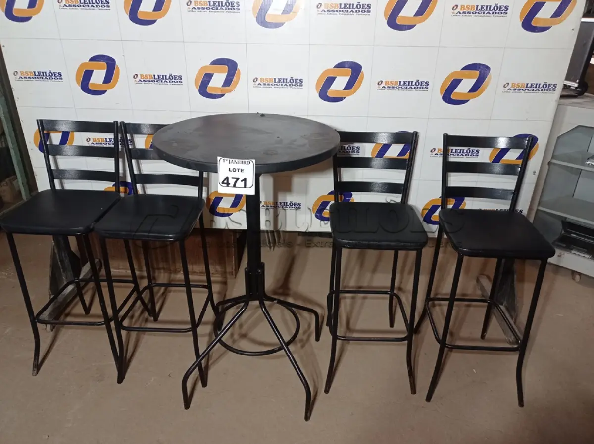 LOTE 471 - 01 MESA BISTRÔ C/04 BANQUETAS. (NO ESTADO) ATENÇÃO! FAZER A VISITAÇÃO ANTES DE ARREMATAR, NÃO SABEMOS SE FUNCIONA. LEILÃO NÃO TEM GARANTIA E NEM DEVOLUÇÃO, SUJEITO A POSSÍVEIS AVARIAS VISÍVEIS/OCULTAS E/OU AUSÊNCIA DE COMPONENTES.