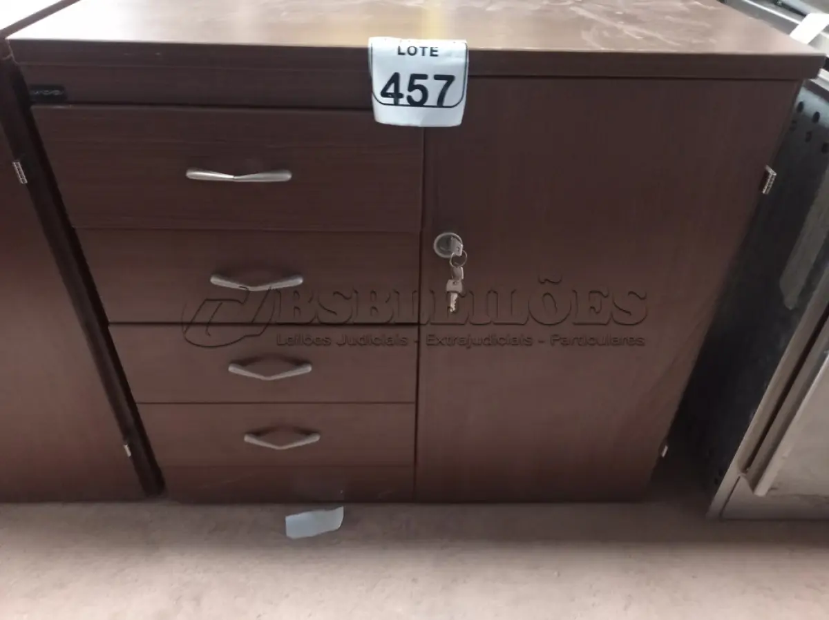 LOTE 457 - 01 ARMÁRIO BAIXO NA COR MARROM C/01 PORTA E 04 GAVETAS. (NO ESTADO) ATENÇÃO! FAZER A VISITAÇÃO ANTES DE ARREMATAR, NÃO SABEMOS SE FUNCIONA. LEILÃO NÃO TEM GARANTIA E NEM DEVOLUÇÃO, SUJEITO A POSSÍVEIS AVARIAS VISÍVEIS/OCULTAS E/OU AUSÊNCIA DE COMPONENTES.