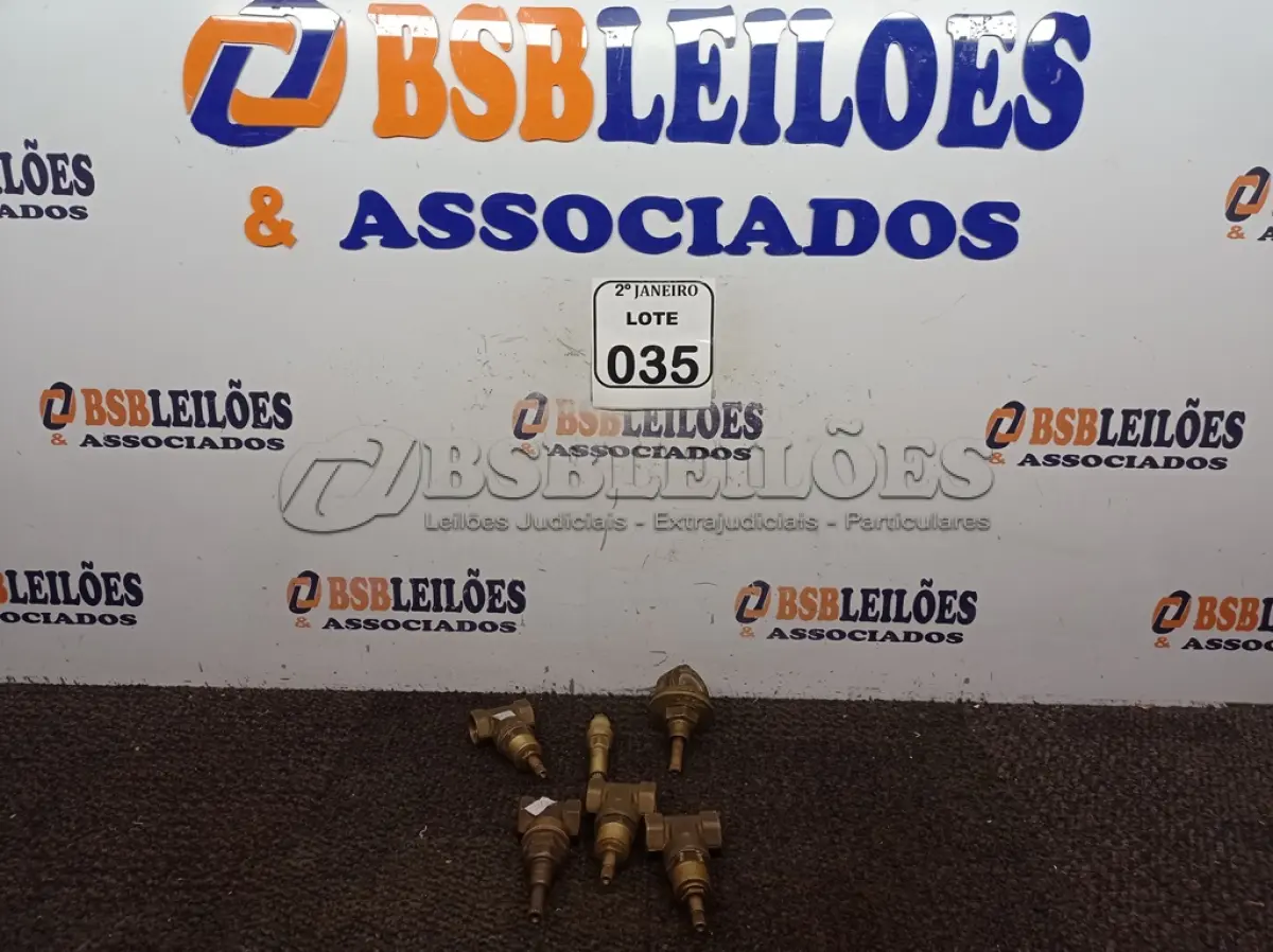 LOTE 035 - 05 REGISTROS PARA BANHEIRO DIVERSOS. (NO ESTADO) ATENÇÃO! FAZER A VISITAÇÃO ANTES DE ARREMATAR, NÃO SABEMOS SE FUNCIONA. LEILÃO NÃO TEM GARANTIA E NEM DEVOLUÇÃO, SUJEITO A POSSÍVEIS AVARIAS VISÍVEIS/OCULTAS E/OU AUSÊNCIA DE COMPONENTES.