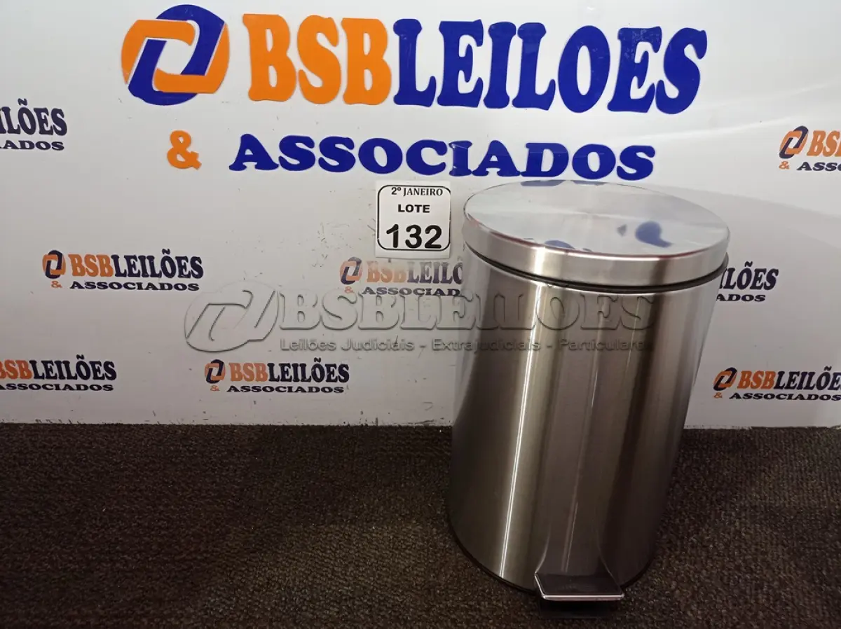 LOTE 132 - 01 LIXEIRA INOX COM PEDAL CAPACIDADE 12L. (NOVA) (NO ESTADO) ATENÇÃO! FAZER A VISITAÇÃO ANTES DE ARREMATAR, NÃO SABEMOS SE FUNCIONA. LEILÃO NÃO TEM GARANTIA E NEM DEVOLUÇÃO, SUJEITO A POSSÍVEIS AVARIAS VISÍVEIS/OCULTAS E/OU AUSÊNCIA DE COMPONENTES.