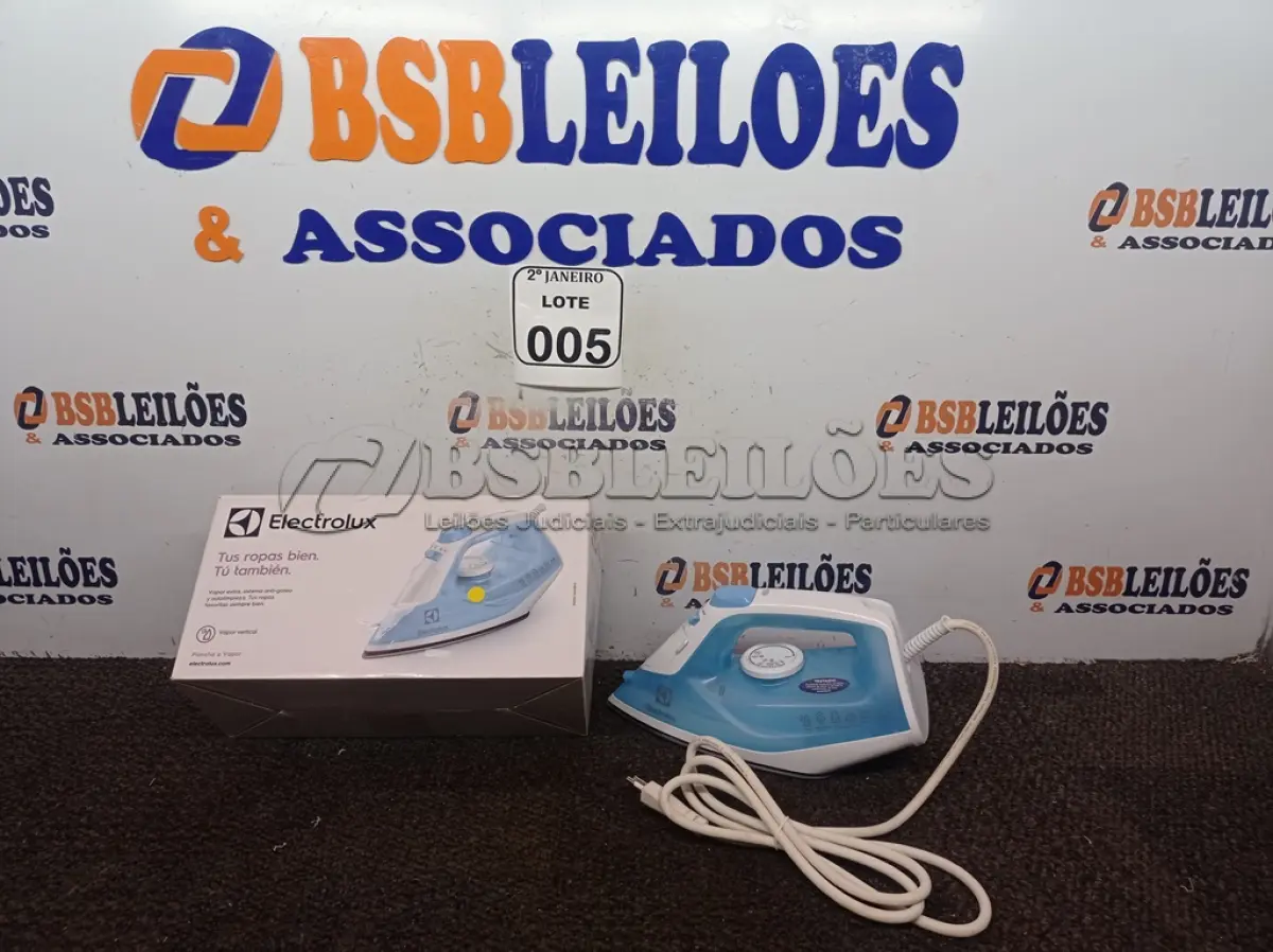 LOTE 005 - 01 FERRO A VAPOR DE PASSAR ROUPAS ELECTROLUX COR BRANCA C/ AZUL (NOVO). (NO ESTADO) ATENÇÃO! FAZER A VISITAÇÃO ANTES DE ARREMATAR, NÃO SABEMOS SE FUNCIONA. LEILÃO NÃO TEM GARANTIA E NEM DEVOLUÇÃO, SUJEITO A POSSÍVEIS AVARIAS VISÍVEIS/OCULTAS E/OU AUSÊNCIA DE COMPONENTES.