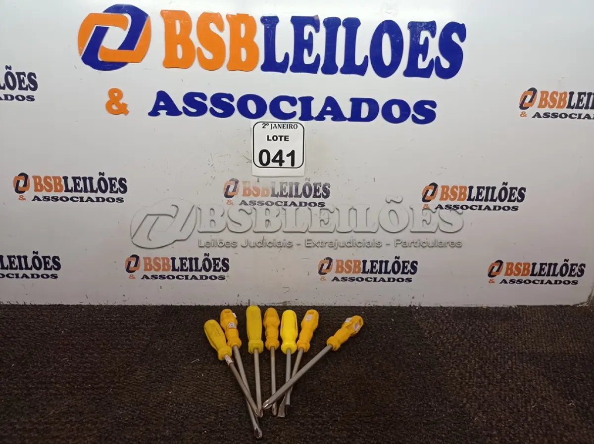 LOTE 041 - 06 CHAVES PHILIPS TAMANHOS DIVERSOS E 01 CHAVE DE FENDA. (NO ESTADO) ATENÇÃO! FAZER A VISITAÇÃO ANTES DE ARREMATAR, NÃO SABEMOS SE FUNCIONA. LEILÃO NÃO TEM GARANTIA E NEM DEVOLUÇÃO, SUJEITO A POSSÍVEIS AVARIAS VISÍVEIS/OCULTAS E/OU AUSÊNCIA DE COMPONENTES.