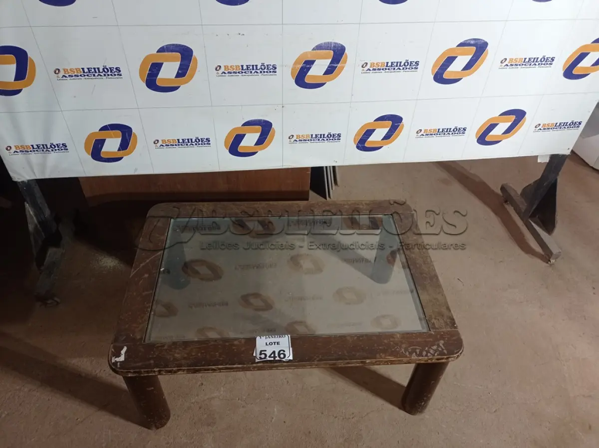 LOTE 546 - 01 MESA DE CENTRO BASE EM MADEIRA E TAMPO DE VIDRO. (NO ESTADO) ATENÇÃO! FAZER A VISITAÇÃO ANTES DE ARREMATAR, NÃO SABEMOS SE FUNCIONA. LEILÃO NÃO TEM GARANTIA E NEM DEVOLUÇÃO, SUJEITO A POSSÍVEIS AVARIAS VISÍVEIS/OCULTAS E/OU AUSÊNCIA DE COMPONENTES.