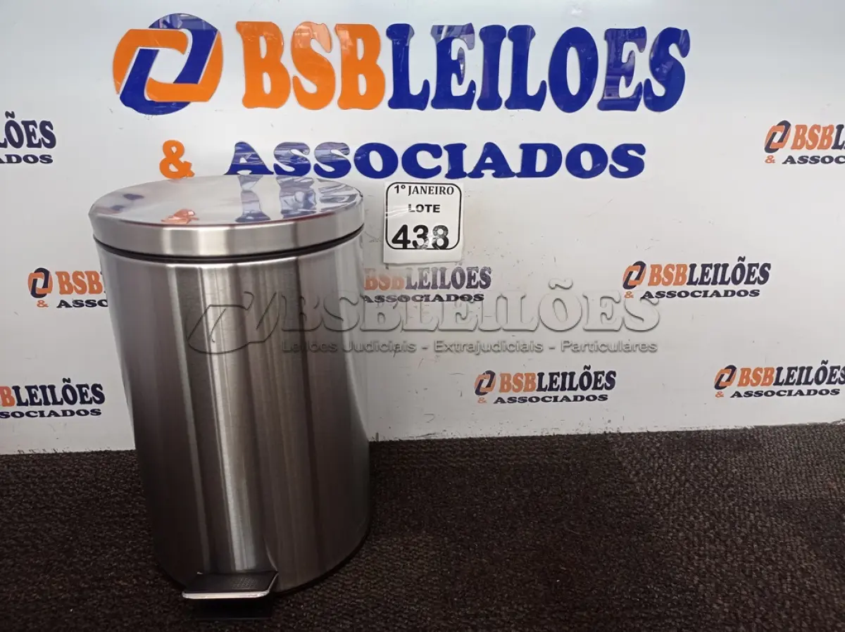 LOTE 438 - 01 LIXEIRA EM INOX 12L C/PEDAL MARCA MOOD. (NO ESTADO) ATENÇÃO! FAZER A VISITAÇÃO ANTES DE ARREMATAR, NÃO SABEMOS SE FUNCIONA. LEILÃO NÃO TEM GARANTIA E NEM DEVOLUÇÃO, SUJEITO A POSSÍVEIS AVARIAS VISÍVEIS/OCULTAS E/OU AUSÊNCIA DE COMPONENTES.