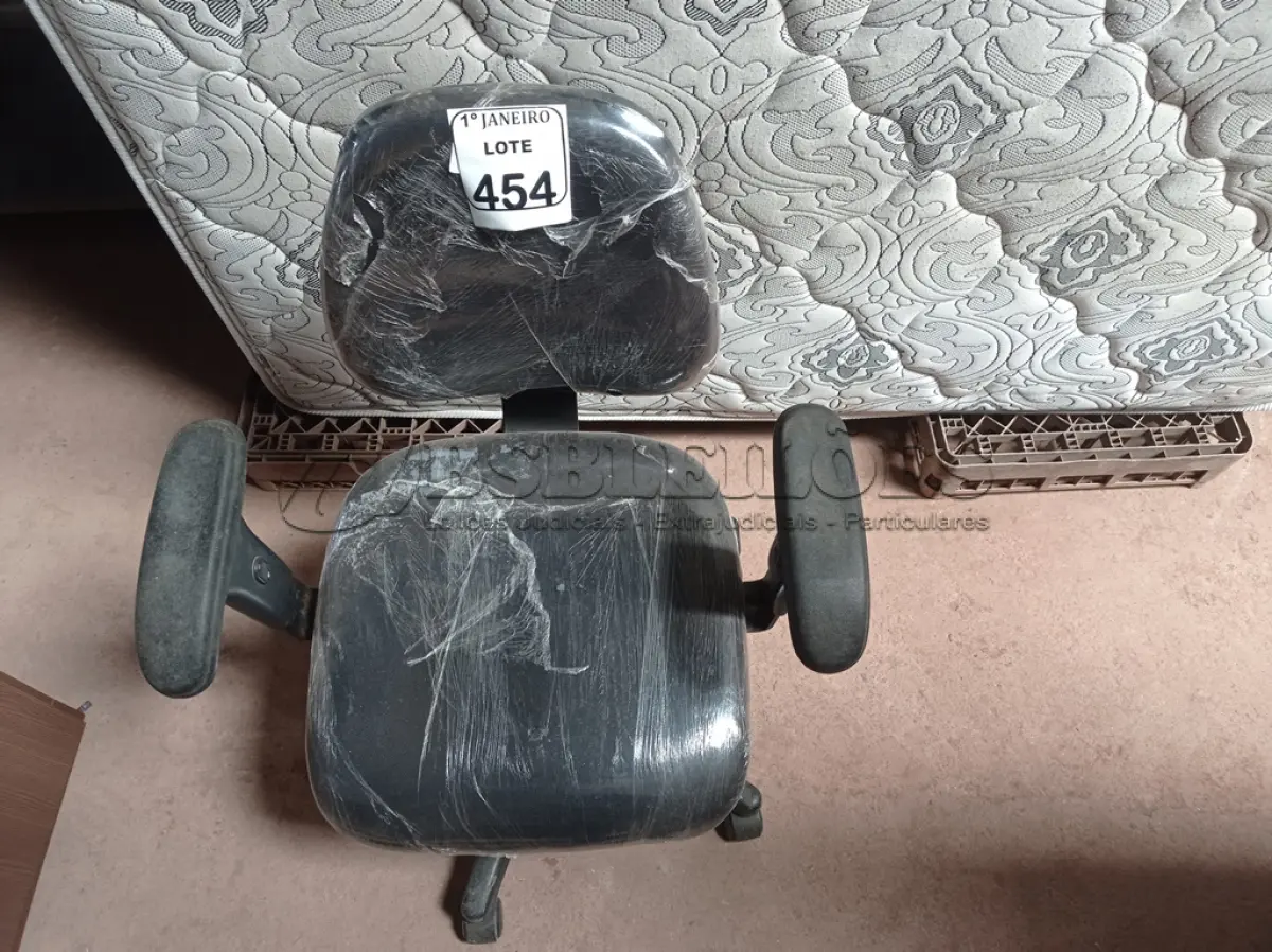 LOTE 454 - 01 CADEIRA GIRATÓRIA ESTOFADA NA COR PRETA. (NO ESTADO) ATENÇÃO! FAZER A VISITAÇÃO ANTES DE ARREMATAR, NÃO SABEMOS SE FUNCIONA. LEILÃO NÃO TEM GARANTIA E NEM DEVOLUÇÃO, SUJEITO A POSSÍVEIS AVARIAS VISÍVEIS/OCULTAS E/OU AUSÊNCIA DE COMPONENTES.