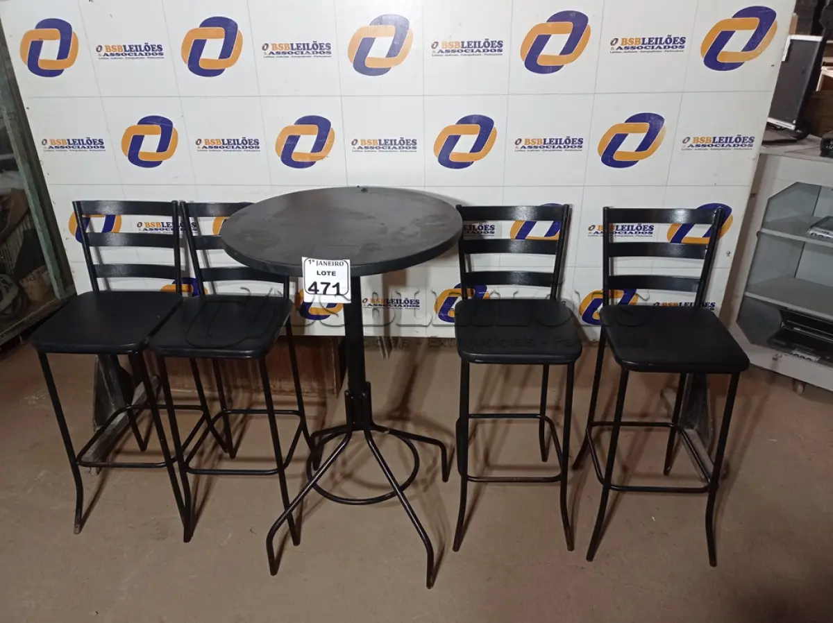 LOTE 471 - 01 MESA BISTRÔ C/04 BANQUETAS. (NO ESTADO) ATENÇÃO! FAZER A VISITAÇÃO ANTES DE ARREMATAR, NÃO SABEMOS SE FUNCIONA. LEILÃO NÃO TEM GARANTIA E NEM DEVOLUÇÃO, SUJEITO A POSSÍVEIS AVARIAS VISÍVEIS/OCULTAS E/OU AUSÊNCIA DE COMPONENTES.