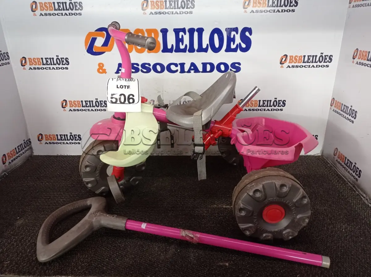 LOTE 506 - 01 VELOTROL MARCA BANDEIRANTE. (NO ESTADO) ATENÇÃO! FAZER A VISITAÇÃO ANTES DE ARREMATAR, NÃO SABEMOS SE FUNCIONA. LEILÃO NÃO TEM GARANTIA E NEM DEVOLUÇÃO, SUJEITO A POSSÍVEIS AVARIAS VISÍVEIS/OCULTAS E/OU AUSÊNCIA DE COMPONENTES.