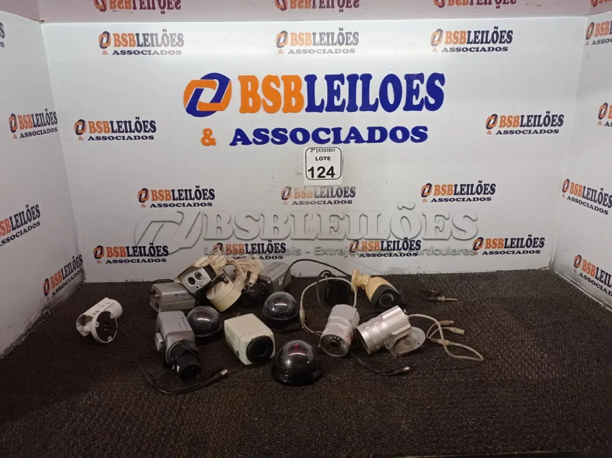 LOTE 124 - 01 LOTE C/VÁRIAS CÂMERAS DE SEGURANÇA MARCAS E MODELOS DIVERSOS. (NO ESTADO) ATENÇÃO! FAZER A VISITAÇÃO ANTES DE ARREMATAR, NÃO SABEMOS SE FUNCIONA. LEILÃO NÃO TEM GARANTIA E NEM DEVOLUÇÃO, SUJEITO A POSSÍVEIS AVARIAS VISÍVEIS/OCULTAS E/OU AUSÊNCIA DE COMPONENTES.