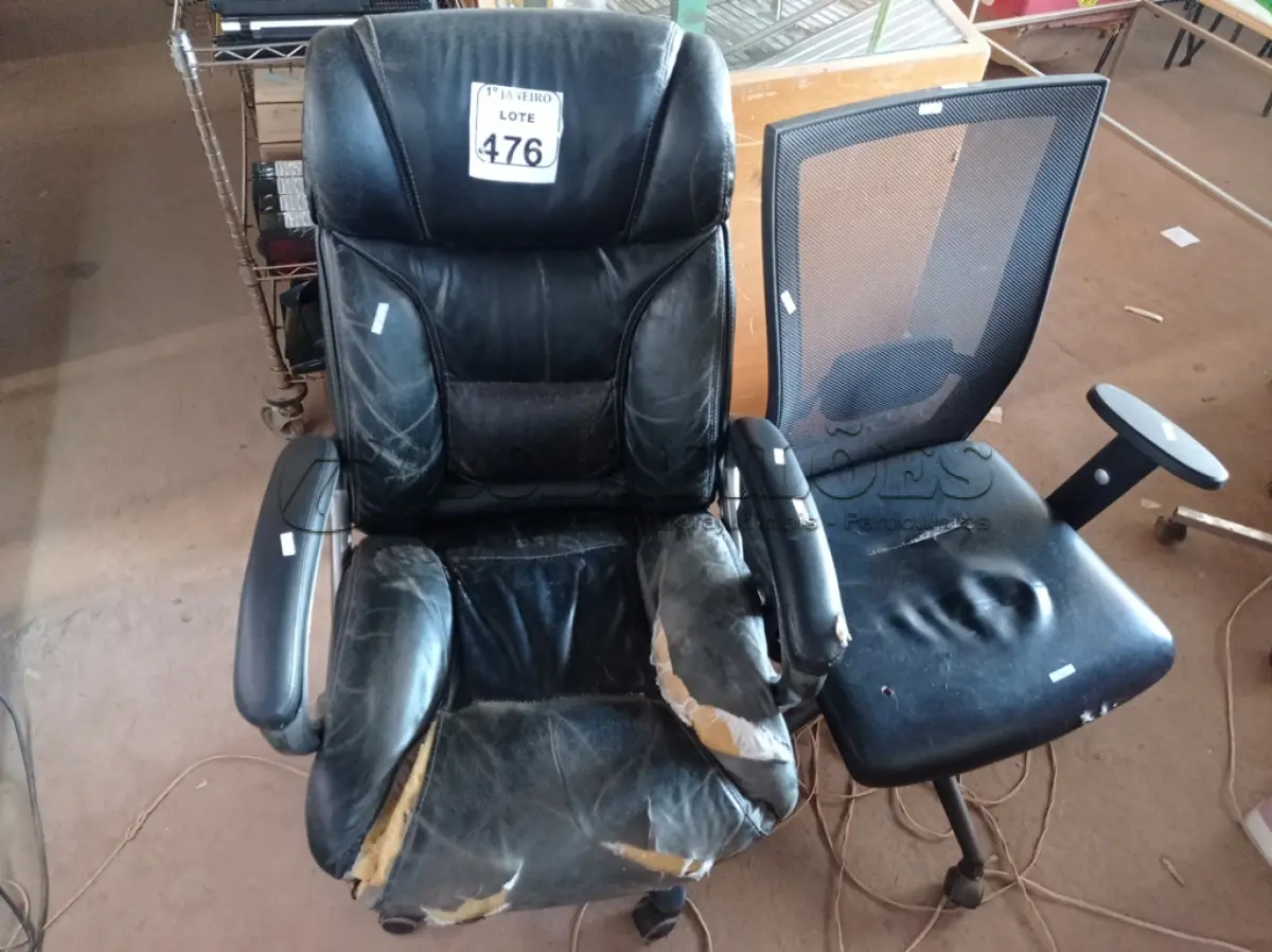 LOTE 476 - 02 CADEIRAS P/ESCRITÓRIO NA COR PRETA C/AVARIAS. (NO ESTADO) ATENÇÃO! FAZER A VISITAÇÃO ANTES DE ARREMATAR, NÃO SABEMOS SE FUNCIONA. LEILÃO NÃO TEM GARANTIA E NEM DEVOLUÇÃO, SUJEITO A POSSÍVEIS AVARIAS VISÍVEIS/OCULTAS E/OU AUSÊNCIA DE COMPONENTES.