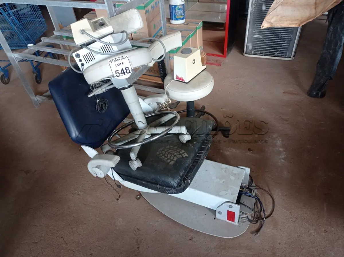LOTE 548 - 01 CADEIRA DE DENTISTA E EQUIPAMENTOS ODONTOLÓGICOS DIVERSOS. (NO ESTADO) ATENÇÃO! FAZER A VISITAÇÃO ANTES DE ARREMATAR, NÃO SABEMOS SE FUNCIONA. LEILÃO NÃO TEM GARANTIA E NEM DEVOLUÇÃO, SUJEITO A POSSÍVEIS AVARIAS VISÍVEIS/OCULTAS E/OU AUSÊNCIA DE COMPONENTES.