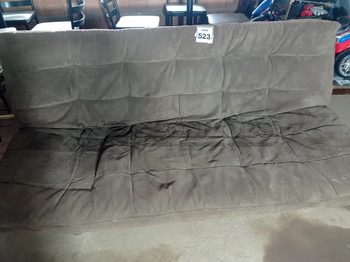 LOTE 523 - 01 SOFÁ-CAMA NA COR MARROM 03 LUGARES. (NO ESTADO) ATENÇÃO! FAZER A VISITAÇÃO ANTES DE ARREMATAR, NÃO SABEMOS SE FUNCIONA. LEILÃO NÃO TEM GARANTIA E NEM DEVOLUÇÃO, SUJEITO A POSSÍVEIS AVARIAS VISÍVEIS/OCULTAS E/OU AUSÊNCIA DE COMPONENTES.