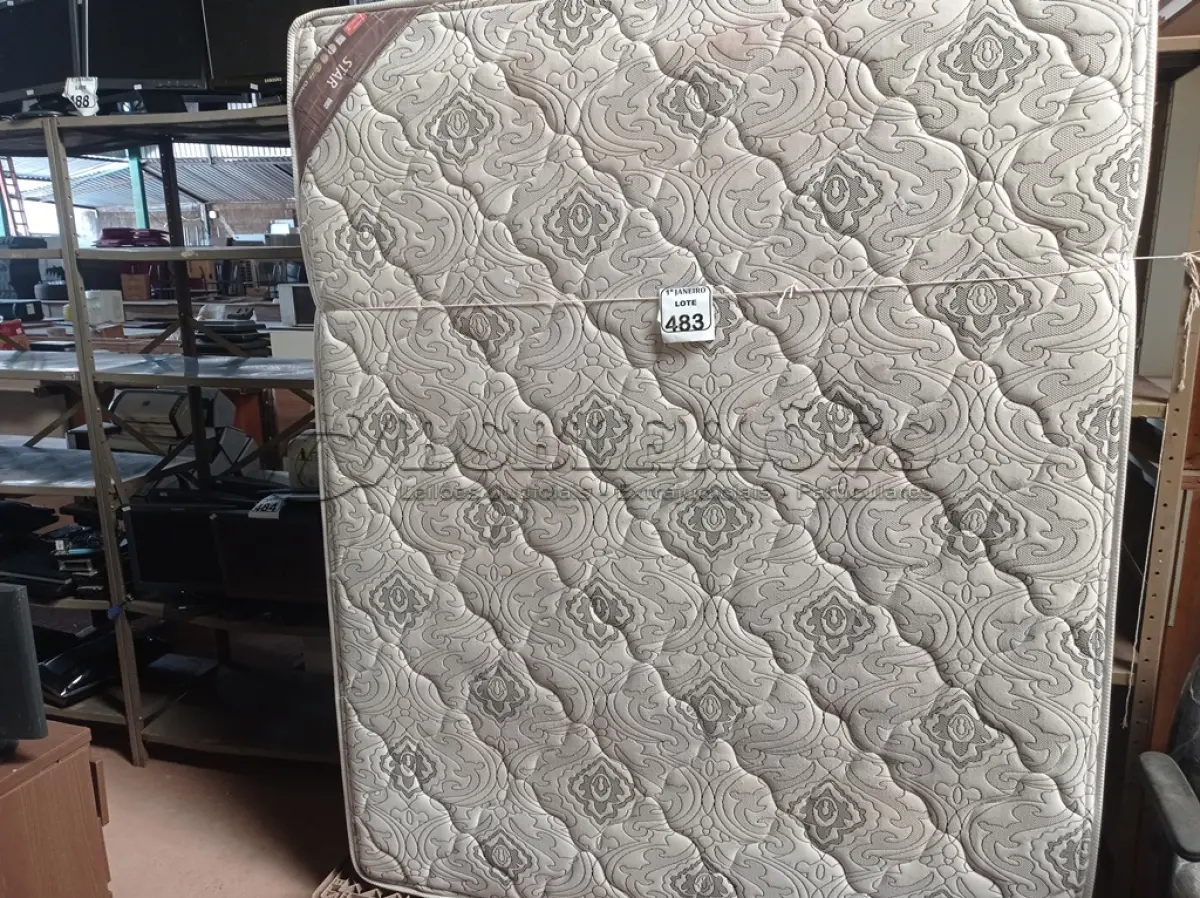 LOTE 483 - 01 COLCHÃO DE CASAL MARCA ORTOBOM. (NO ESTADO) ATENÇÃO! FAZER A VISITAÇÃO ANTES DE ARREMATAR, NÃO SABEMOS SE FUNCIONA. LEILÃO NÃO TEM GARANTIA E NEM DEVOLUÇÃO, SUJEITO A POSSÍVEIS AVARIAS VISÍVEIS/OCULTAS E/OU AUSÊNCIA DE COMPONENTES.