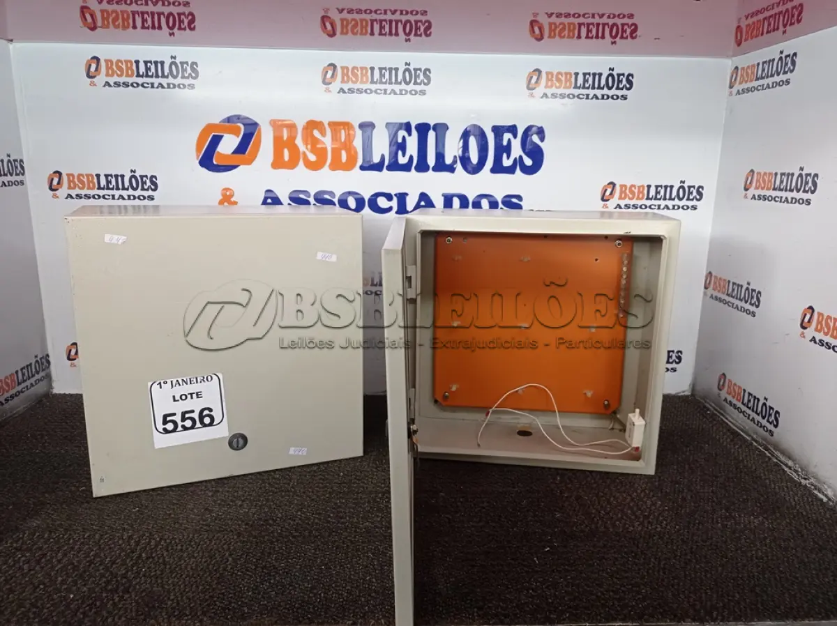 LOTE 556 - 02 QUADROS DE DISTRIBUIÇÃO ELÉTRICA DE FERRO. (NO ESTADO) ATENÇÃO! FAZER A VISITAÇÃO ANTES DE ARREMATAR, NÃO SABEMOS SE FUNCIONA. LEILÃO NÃO TEM GARANTIA E NEM DEVOLUÇÃO, SUJEITO A POSSÍVEIS AVARIAS VISÍVEIS/OCULTAS E/OU AUSÊNCIA DE COMPONENTES.