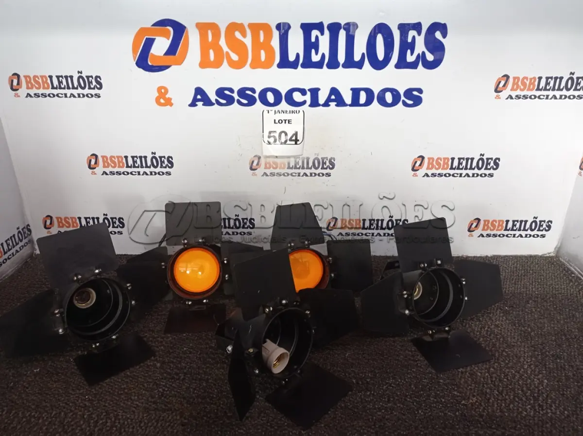 LOTE 504 - 05 LUMINÁRIAS REFLETORAS. (NO ESTADO) ATENÇÃO! FAZER A VISITAÇÃO ANTES DE ARREMATAR, NÃO SABEMOS SE FUNCIONA. LEILÃO NÃO TEM GARANTIA E NEM DEVOLUÇÃO, SUJEITO A POSSÍVEIS AVARIAS VISÍVEIS/OCULTAS E/OU AUSÊNCIA DE COMPONENTES.