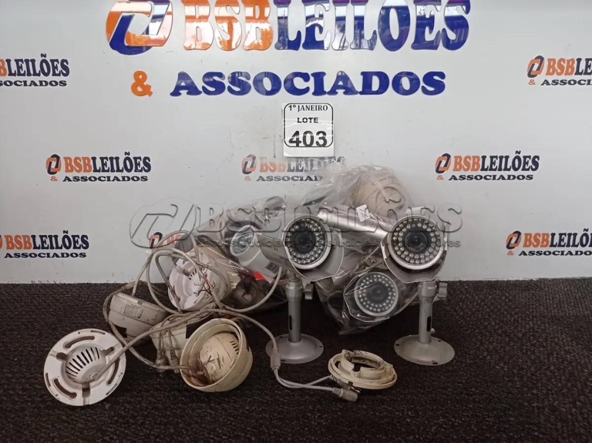 LOTE 403 - 01 LOTE C/VÁRIAS CÂMERAS DE SEGURANÇA MARCAS E MODELOS DIVERSOS. (NO ESTADO) ATENÇÃO! FAZER A VISITAÇÃO ANTES DE ARREMATAR, NÃO SABEMOS SE FUNCIONA. LEILÃO NÃO TEM GARANTIA E NEM DEVOLUÇÃO, SUJEITO A POSSÍVEIS AVARIAS VISÍVEIS/OCULTAS E/OU AUSÊNCIA DE COMPONENTES.