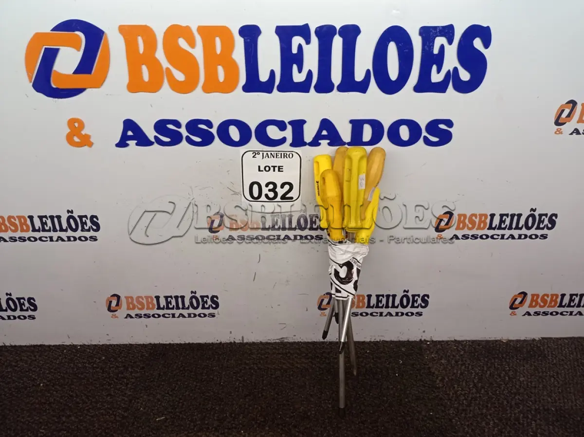 LOTE 032 - 06 CHAVES PHILIPS TAMANHOS DIVERSOS. (NO ESTADO) ATENÇÃO! FAZER A VISITAÇÃO ANTES DE ARREMATAR, NÃO SABEMOS SE FUNCIONA. LEILÃO NÃO TEM GARANTIA E NEM DEVOLUÇÃO, SUJEITO A POSSÍVEIS AVARIAS VISÍVEIS/OCULTAS E/OU AUSÊNCIA DE COMPONENTES.