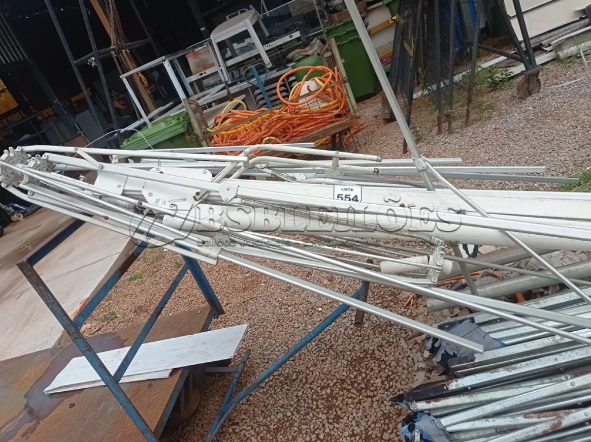 LOTE 554 - 01 OMBRELONE EM ALUMÍNIO S/LONA E C/BASE DE FERRO. (NO ESTADO) ATENÇÃO! FAZER A VISITAÇÃO ANTES DE ARREMATAR, NÃO SABEMOS SE FUNCIONA. LEILÃO NÃO TEM GARANTIA E NEM DEVOLUÇÃO, SUJEITO A POSSÍVEIS AVARIAS VISÍVEIS/OCULTAS E/OU AUSÊNCIA DE COMPONENTES.