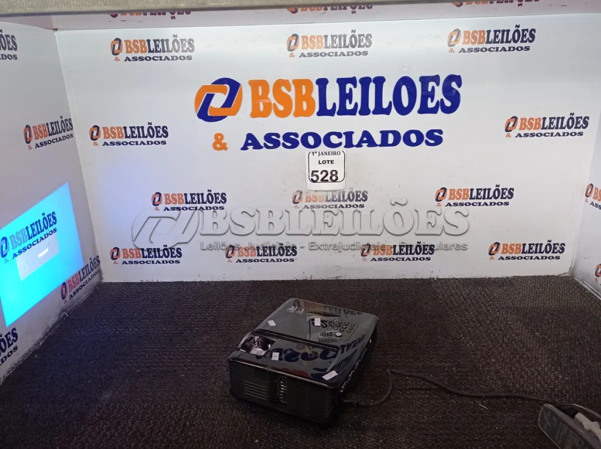 LOTE 528 - 01 PROJETOR MULTIMÍDIA BENQ. (NO ESTADO) ATENÇÃO! FAZER A VISITAÇÃO ANTES DE ARREMATAR, NÃO SABEMOS SE FUNCIONA. LEILÃO NÃO TEM GARANTIA E NEM DEVOLUÇÃO, SUJEITO A POSSÍVEIS AVARIAS VISÍVEIS/OCULTAS E/OU AUSÊNCIA DE COMPONENTES.