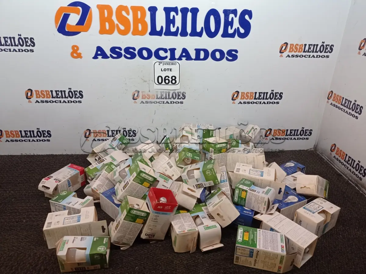 LOTE 068 - 01 CAIXA C/APROXIMADAMENTE 30 LÂMPADAS MODELOS DIVERSOS. (NOVO). (NO ESTADO) ATENÇÃO! FAZER A VISITAÇÃO ANTES DE ARREMATAR, NÃO SABEMOS SE FUNCIONA. LEILÃO NÃO TEM GARANTIA E NEM DEVOLUÇÃO, SUJEITO A POSSÍVEIS AVARIAS VISÍVEIS/OCULTAS E/OU AUSÊNCIA DE COMPONENTES.