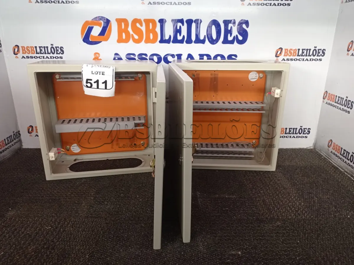 LOTE 511 - 02 QUADROS DE DISTRIBUIÇÃO ELÉTRICA DE FERRO. (NO ESTADO) ATENÇÃO! FAZER A VISITAÇÃO ANTES DE ARREMATAR, NÃO SABEMOS SE FUNCIONA. LEILÃO NÃO TEM GARANTIA E NEM DEVOLUÇÃO, SUJEITO A POSSÍVEIS AVARIAS VISÍVEIS/OCULTAS E/OU AUSÊNCIA DE COMPONENTES.