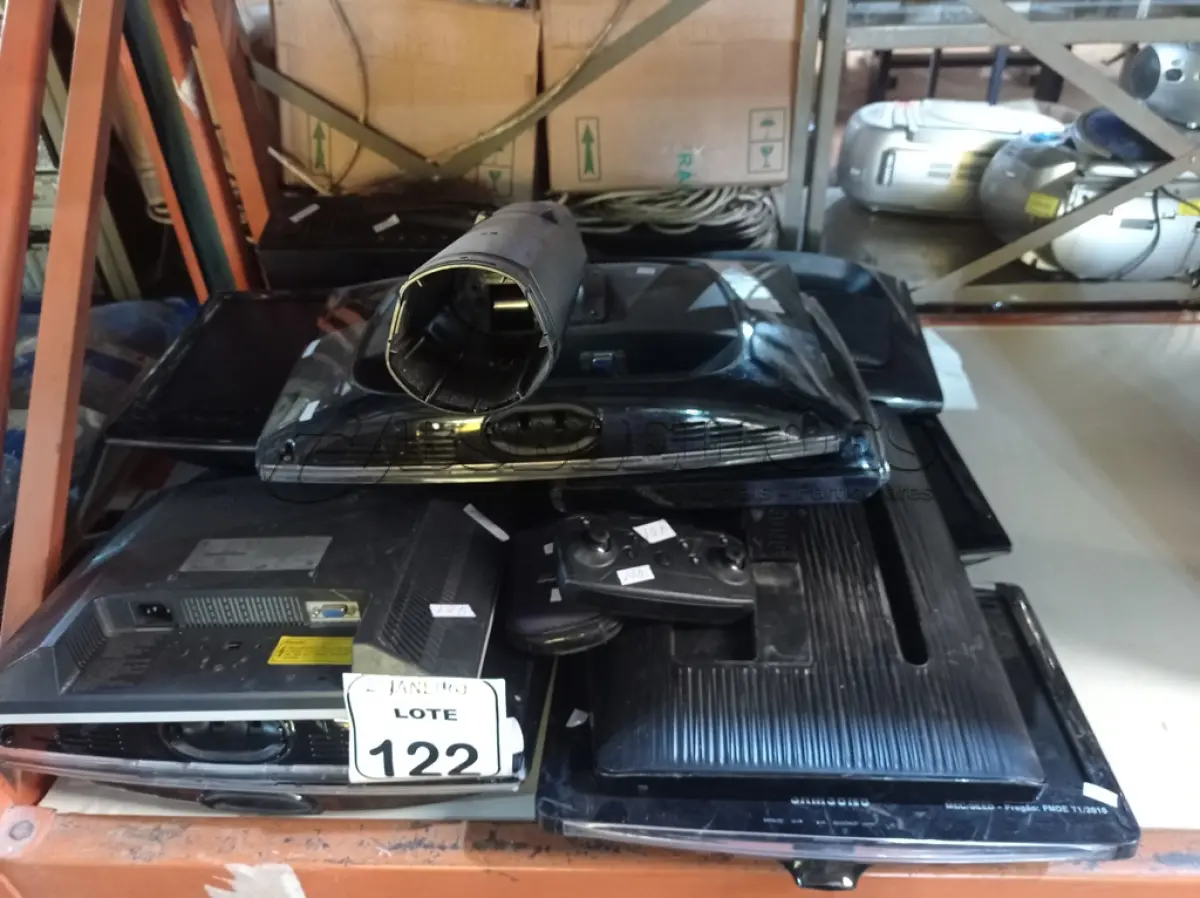 LOTE 122 - 07 MONITORES LCD MARCAS E MODELOS DIVERSOS P/RETIRADA DE PEÇAS. (NO ESTADO) ATENÇÃO! FAZER A VISITAÇÃO ANTES DE ARREMATAR, NÃO SABEMOS SE FUNCIONA. LEILÃO NÃO TEM GARANTIA E NEM DEVOLUÇÃO, SUJEITO A POSSÍVEIS AVARIAS VISÍVEIS/OCULTAS E/OU AUSÊNCIA DE COMPONENTES.