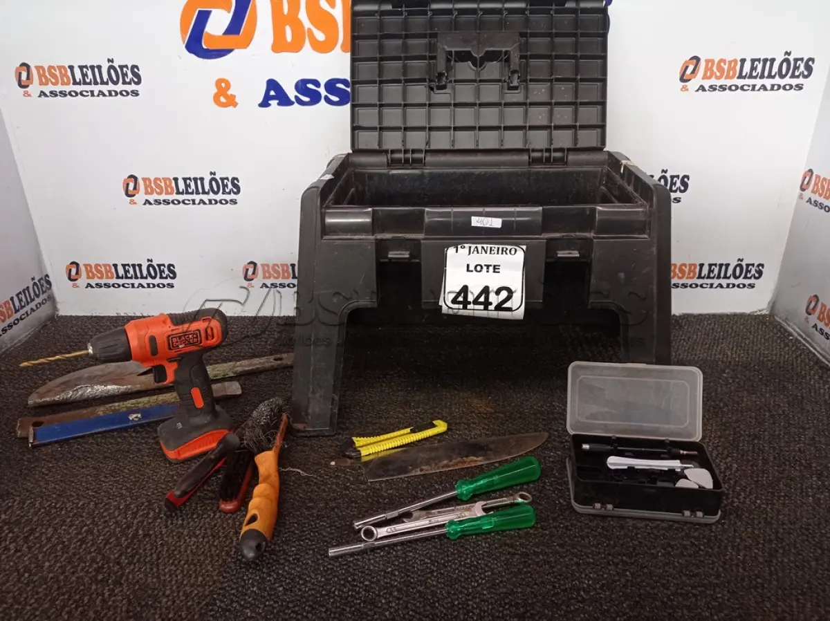 LOTE 442 - 01 CAIXA DE FERRAMENTAS COM 01 PARAFUSADEIRA MARCA BLACK DECKER E FERRAMENTAS DIVERSAS. (NO ESTADO) ATENÇÃO! FAZER A VISITAÇÃO ANTES DE ARREMATAR, NÃO SABEMOS SE FUNCIONA. LEILÃO NÃO TEM GARANTIA E NEM DEVOLUÇÃO, SUJEITO A POSSÍVEIS AVARIAS VISÍVEIS/OCULTAS E/OU AUSÊNCIA DE COMPONENTES.