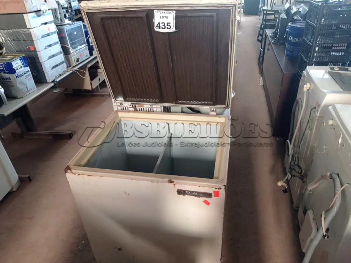 LOTE 435 - 01 FREEZER HORIZONTAL C/TAMPA MARCA METALFRIO. (NO ESTADO) ATENÇÃO! FAZER A VISITAÇÃO ANTES DE ARREMATAR, NÃO SABEMOS SE FUNCIONA. LEILÃO NÃO TEM GARANTIA E NEM DEVOLUÇÃO, SUJEITO A POSSÍVEIS AVARIAS VISÍVEIS/OCULTAS E/OU AUSÊNCIA DE COMPONENTES.