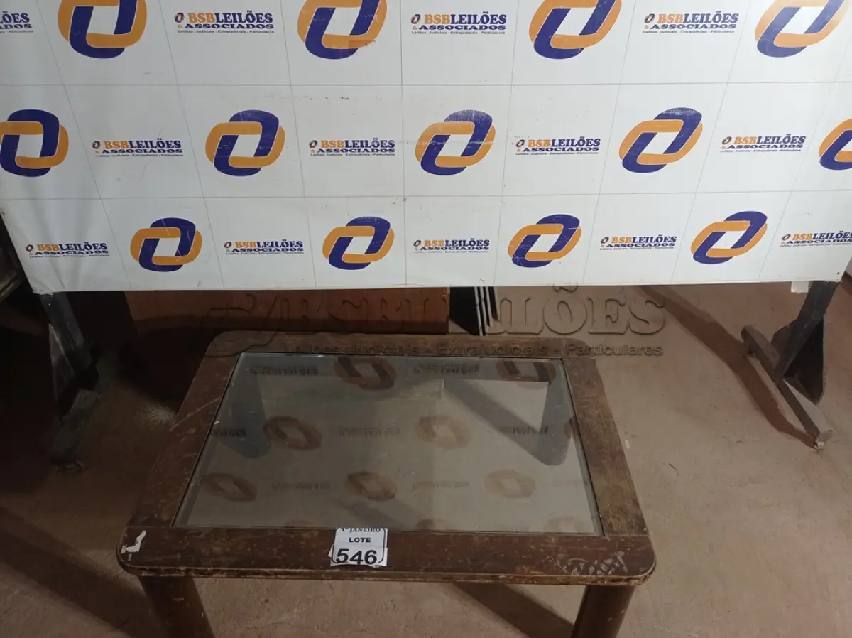 LOTE 546 - 01 MESA DE CENTRO BASE EM MADEIRA E TAMPO DE VIDRO. (NO ESTADO) ATENÇÃO! FAZER A VISITAÇÃO ANTES DE ARREMATAR, NÃO SABEMOS SE FUNCIONA. LEILÃO NÃO TEM GARANTIA E NEM DEVOLUÇÃO, SUJEITO A POSSÍVEIS AVARIAS VISÍVEIS/OCULTAS E/OU AUSÊNCIA DE COMPONENTES.