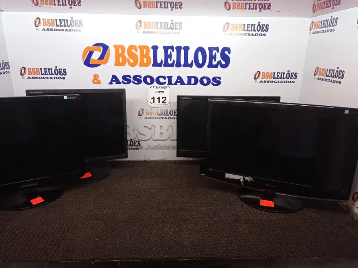 LOTE 112 - 04 MONITORES LCD MARCAS E MODELOS DIVERSOS. (NO ESTADO) ATENÇÃO! FAZER A VISITAÇÃO ANTES DE ARREMATAR, NÃO SABEMOS SE FUNCIONA. LEILÃO NÃO TEM GARANTIA E NEM DEVOLUÇÃO, SUJEITO A POSSÍVEIS AVARIAS VISÍVEIS/OCULTAS E/OU AUSÊNCIA DE COMPONENTES.
