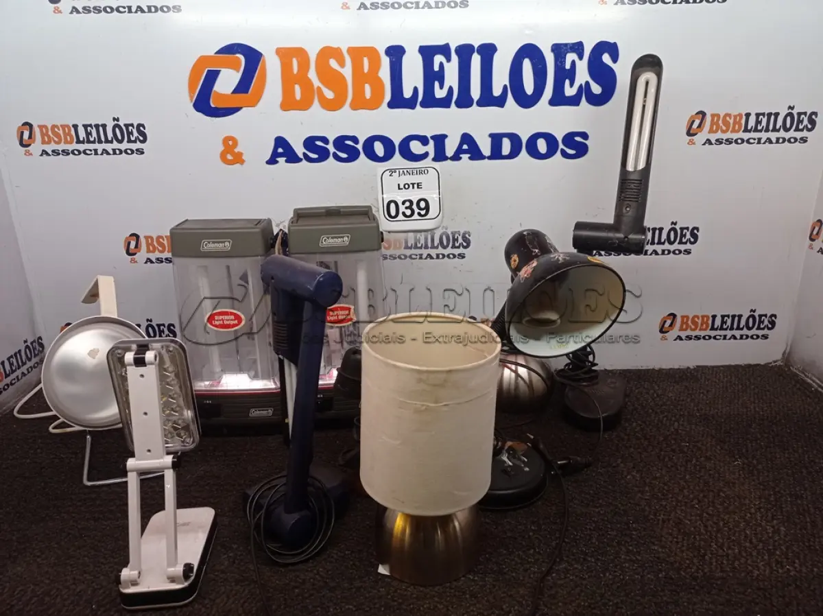 LOTE 039 - 01 LOTE C/VÁRIAS LUMINÁRIAS DE MESA. (NO ESTADO) ATENÇÃO! FAZER A VISITAÇÃO ANTES DE ARREMATAR, NÃO SABEMOS SE FUNCIONA. LEILÃO NÃO TEM GARANTIA E NEM DEVOLUÇÃO, SUJEITO A POSSÍVEIS AVARIAS VISÍVEIS/OCULTAS E/OU AUSÊNCIA DE COMPONENTES.